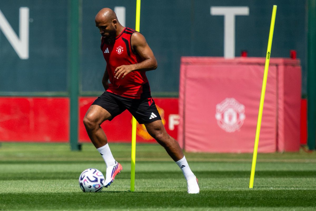 ekaettedaniel2's tweet photo. Life's better with a ball at your feet ⚽️❤️
#mufc
#Carrington https://t.co/xhNZUoTcjI