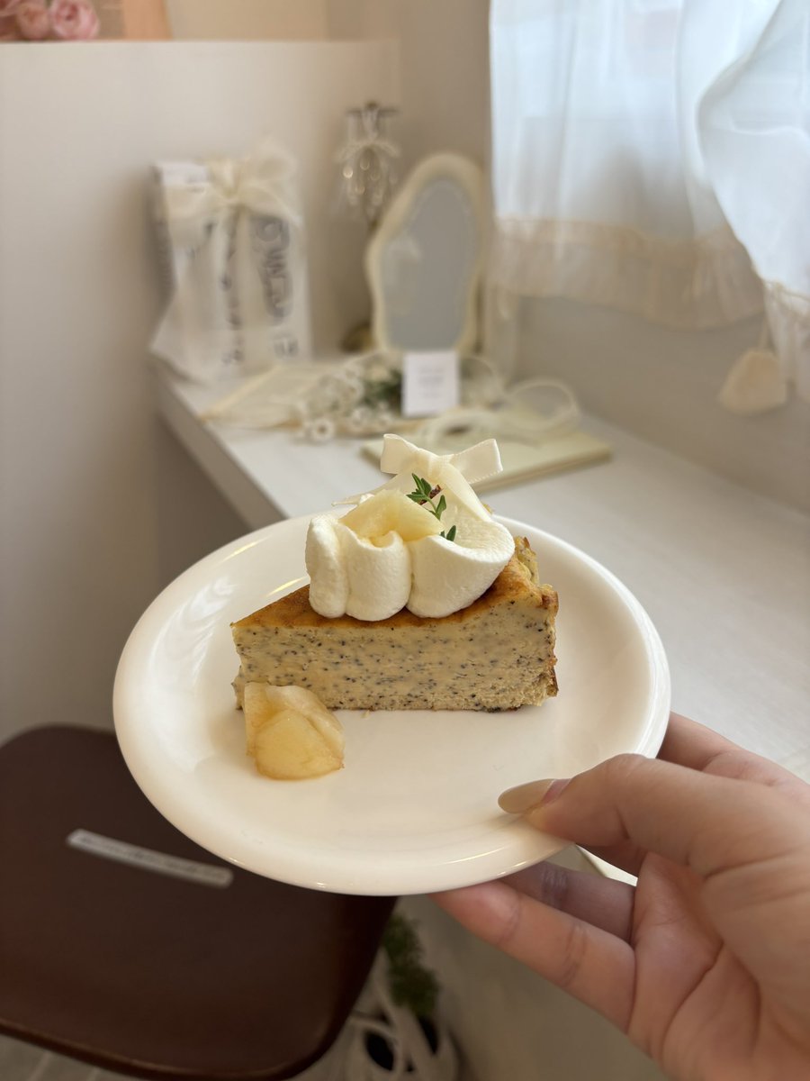 wakemecafe63's tweet photo. 推し活できる可愛い空間のカフェ🫶

桃と紅茶のバスクチーズケーキが濃厚で
美味しかった🧀🍑 https://t.co/txjxYWhTi6