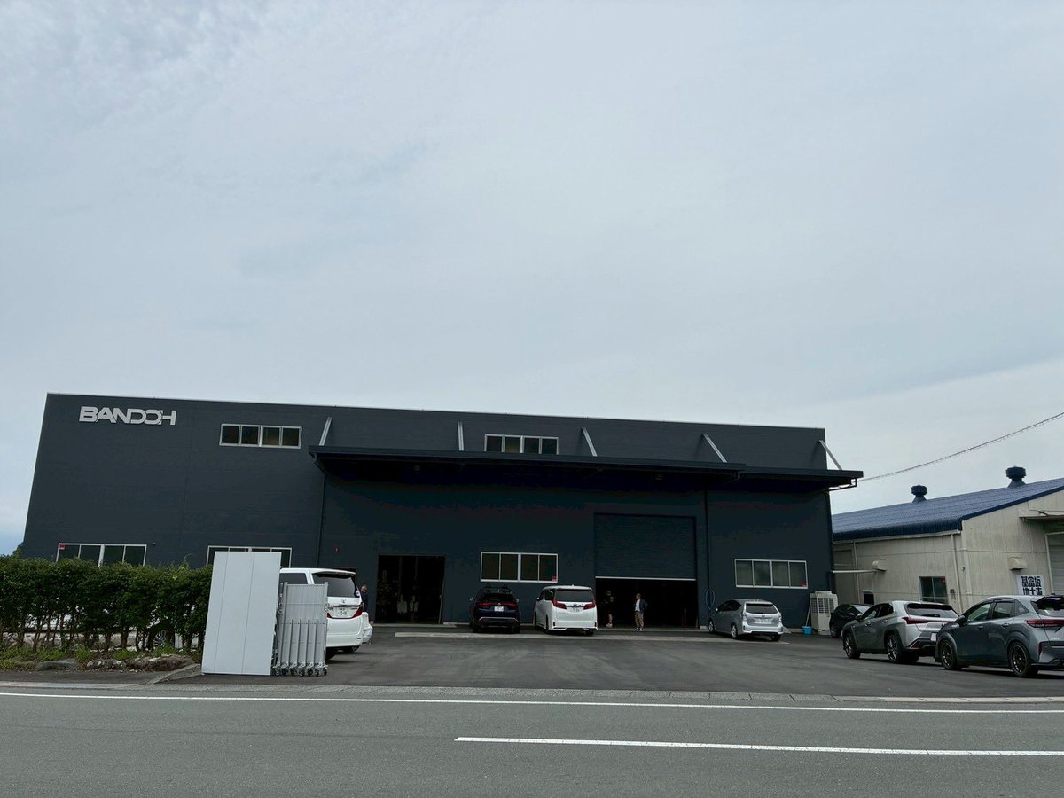 credit_print's tweet photo. 今日はRACING PROJECT BANDOH様にお声がけいただきまして、新ファクトリーのお披露目パーティーに行ってきました。大きな工場と隣にはこれから作り上げていくミュージアムが！
子供達を中心に自動車好き・レース好きを増やしていくという坂東監督の想いに共感したので、クラファンに協力しました。 https://t.co/gATvXKWjD0