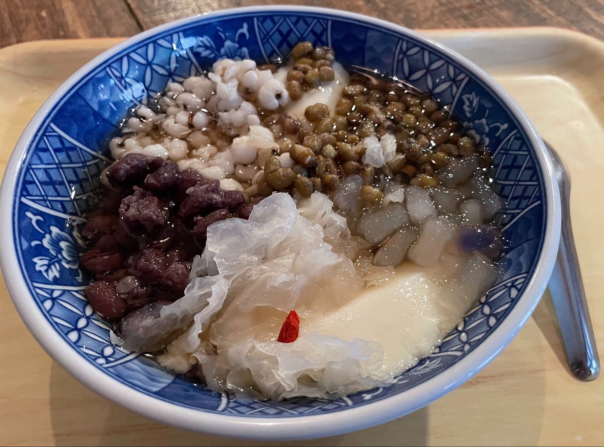 ZqZG3oalUqyFZR7's tweet photo. 浅草橋にある台湾料理店、家豆花です。

遠い昔に10回ほど台湾を訪れた記憶をたどる限り、本場の台湾スイーツに近い印象。

トーファーは、日本ではなかなか出会えない独特の優しい味わい。

この暑さのなかで食べると、体に染みますね。トッピングの豆もふっくら柔らかく、全体バランスがいいですね。 https://t.co/suobhA5dvv