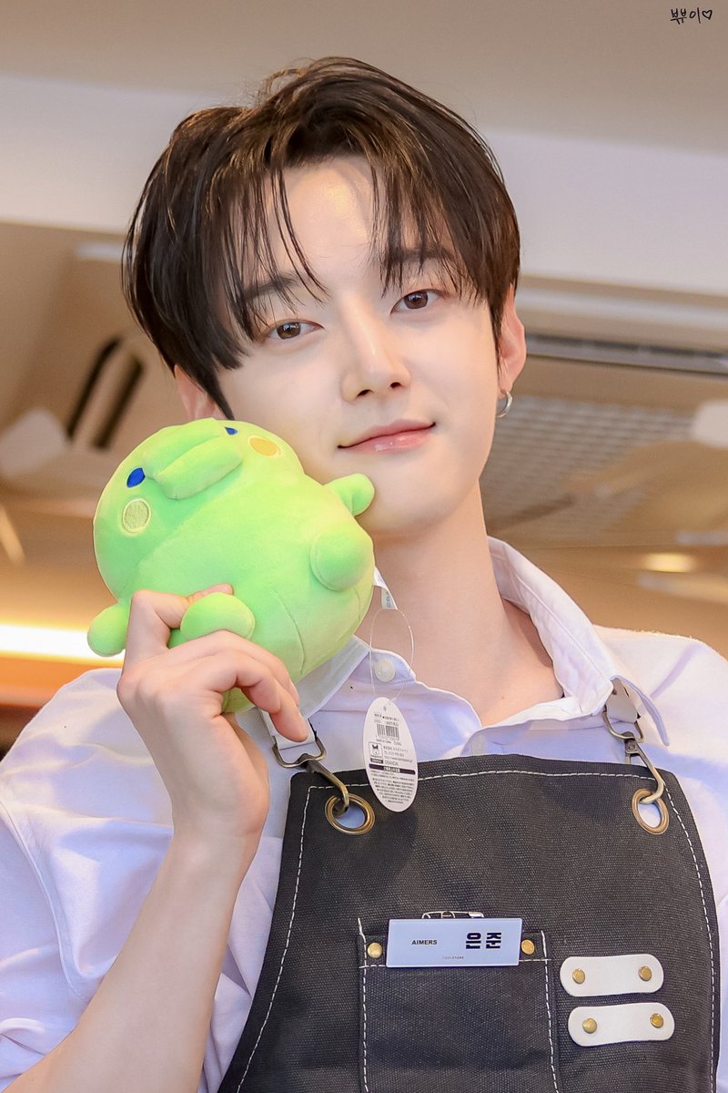 pyu_1117's tweet photo. 250531 HQ

#은준 
#AIMERS  #에이머스 #EUNJUN https://t.co/n9NbtcbEfN