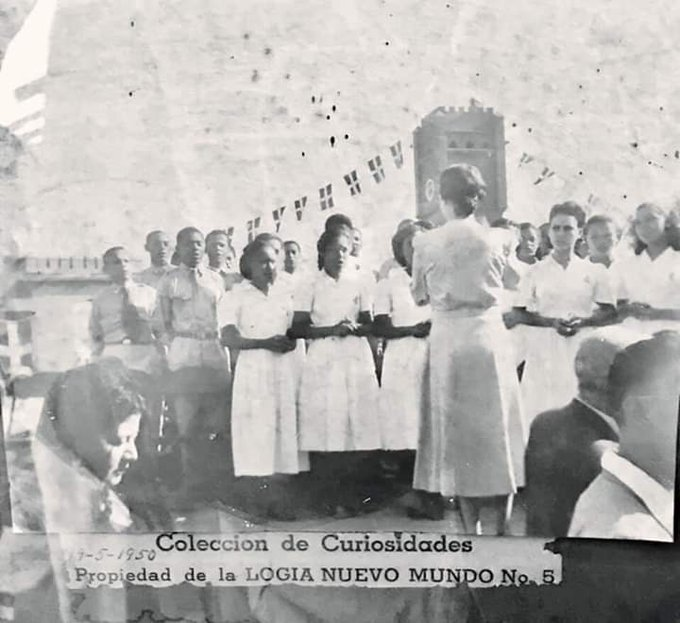 VozdelYaque's tweet photo. 12 de julio día de regocijo Conmemoración Patriótica. El 12 de julio de 1924 a la 1:00 p.m. la Bandera Dominicana fue izada en la fortaleza San Luis, a instancias de Ercilia Pepín, 200 damas asistentes al acto se arrodillaron en aquel momento lleno de patriotismo. https://t.co/oVcnEty4qJ