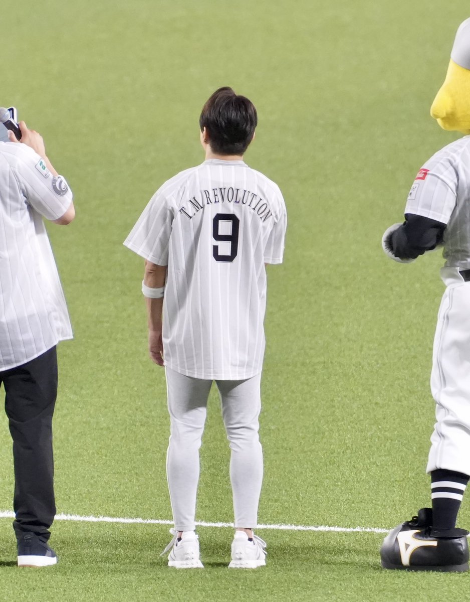 michi_gara's tweet photo. 西川さん背番号9に何か縁でもあるのだろうか?🤔ゲストは毎回何かしら意味がある番号付けてるから気になった

#鷹祭SUMMERBOOST 
#sbhawks #西川貴教 
#TMRevolution https://t.co/hTF8c9B9hw