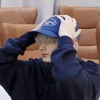 sillyjjuni's tweet photo. the members trying on the ice cream cap ❤️❤️ https://t.co/VNyOEaQlm1