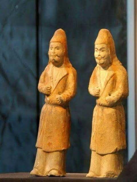 batuhan68230082's tweet photo. The ruling Göktürk elite, Ashina clan wore tall pointed Scythian-style hats..

Turks, the direct descendants of the Scytho-Siberian cultures have always preserved their ancestral heritage..!!
#Göktürk #Scythian #Türk #Saka #Ashina #Siberian #Türkology #Roots #Haritage #History https://t.co/gdIuTpCDtT
