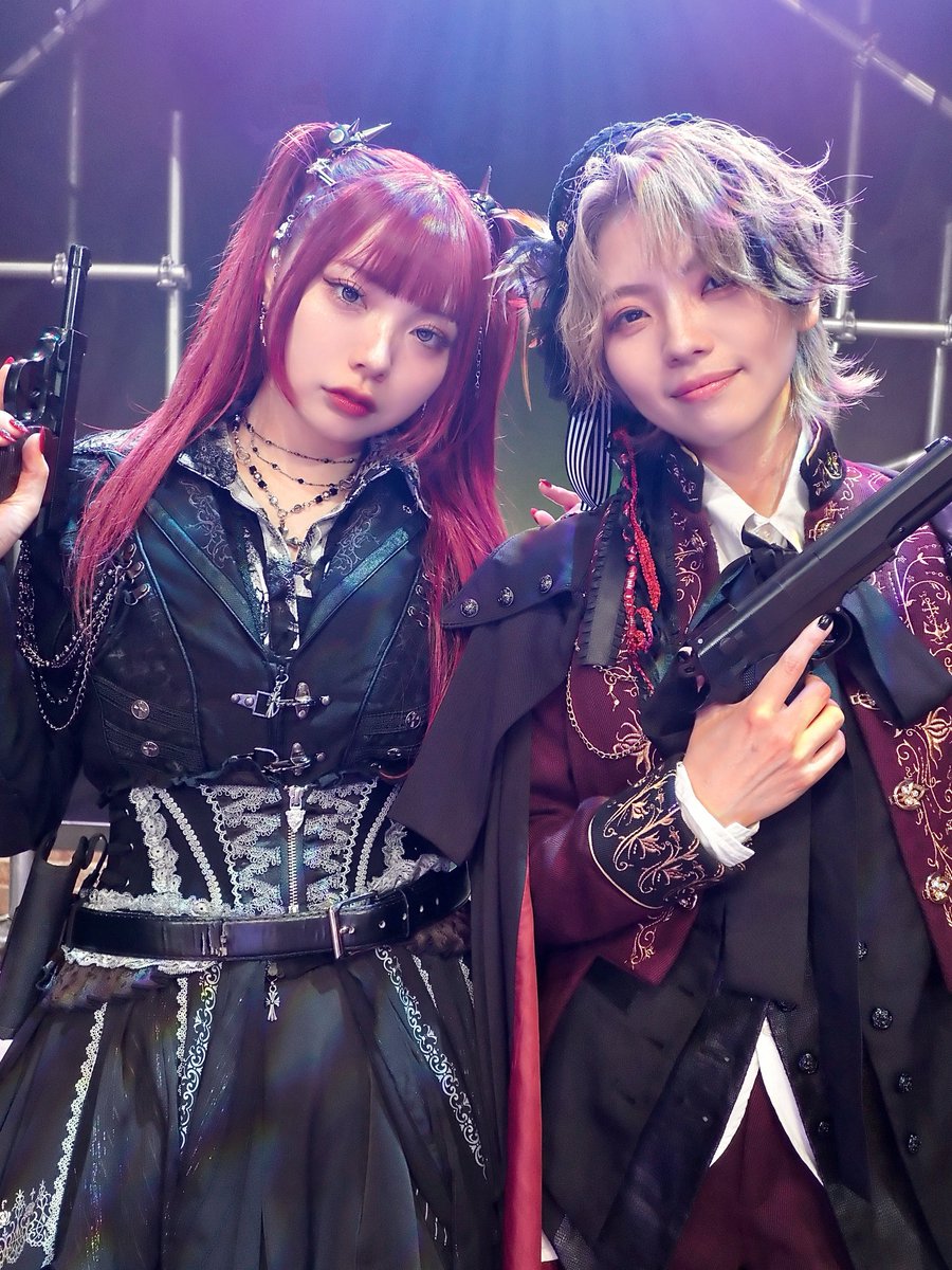 aizome_karen's tweet photo. アドラー🦅生田 輝さん🥀

めちゃめちゃ一緒に戦って、稽古から本番までずーーっと助けてもらってました。
みんなメロメロでスゲ〜〜！！それはそう。
麗しくカッコよく暖かい人！
輝さんのアドラーが居てリーザが居ました。本当にありがとうございます。

千秋楽終わらないと載せらんないな？と思った写真🥀
#女王ステ