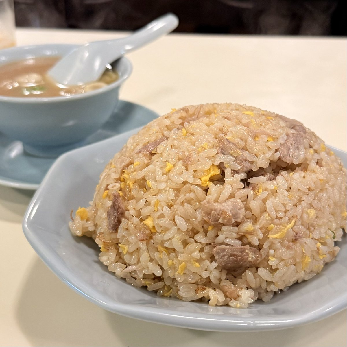 ODAX77's tweet photo. 土曜日の炒飯探訪。
起きるのが遅すぎて、行こうと思ってた新雅に間に合わなかったので、
同じく神楽坂の龍朋へ2度目の来訪。
前回は炒飯と回鍋肉にしたのて、今回は炒飯と麻婆豆腐を注文。
美味しかった！
けど、本命は回鍋肉だなー。
ごちそうさまでした！ https://t.co/0zRn11vJxV