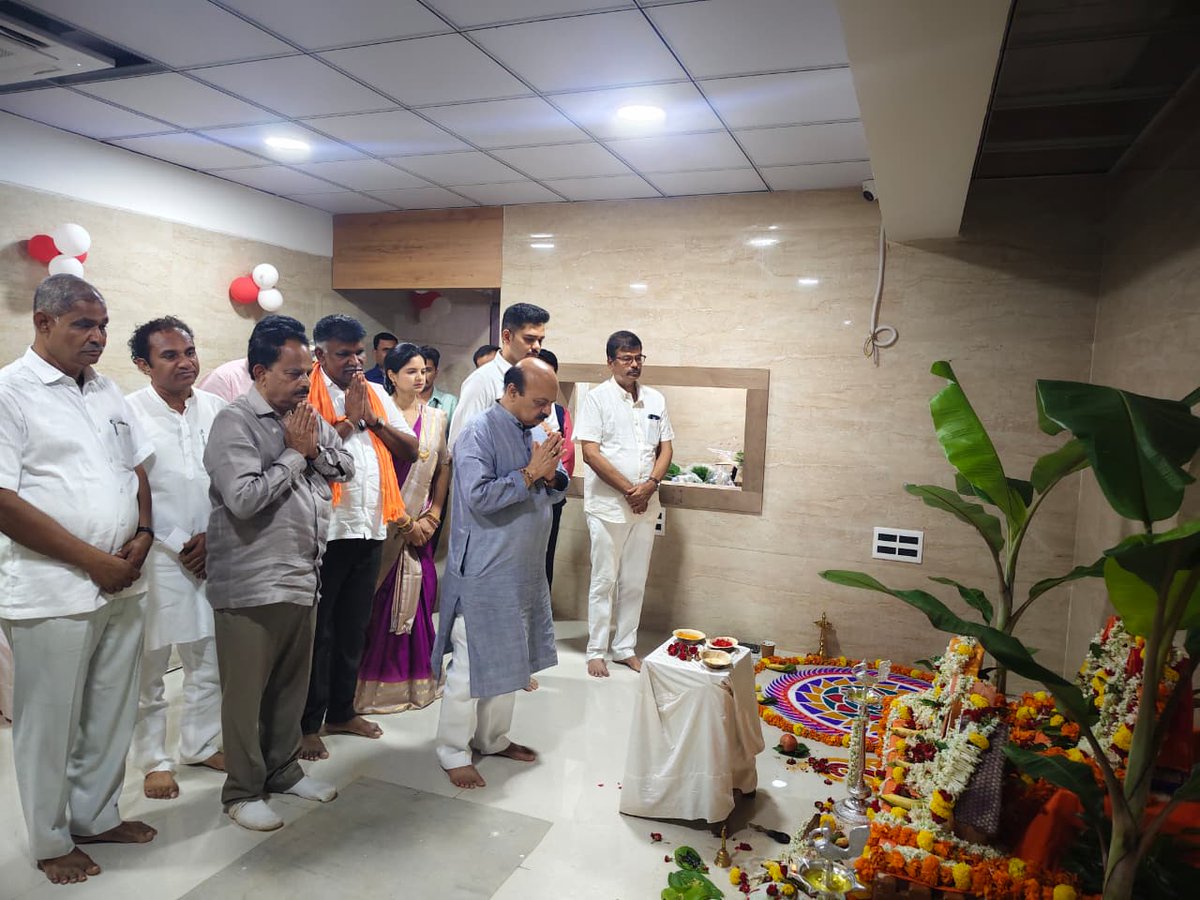 BSBommai's tweet photo. ಇಂದು ಹಾವೇರಿಯ ರೈಲ್ವೆ ನಿಲ್ದಾಣದ ಹತ್ತಿರ ಇರುವ ಸರ್ಜಿ ರೇಣುಕಾ ದೇವಧರ ಆಸ್ಪತ್ರೆಯಲ್ಲಿ ನೂತನ ಕಾರ್ಡಿಯಾಕ್ ಕ್ಯಾತ್ ಲ್ಯಾಬ್ ಉದ್ಘಾಟನಾ ಸಮಾರಂಭದಲ್ಲಿ ಭಾಗವಹಿಸಿದೆನು.

ಈ ಸಂಧರ್ಭದಲ್ಲಿ ವೈದ್ಯರಾದ ಡಾ. ಮಧು ಕೆ.ಆರ್ ಸೇರಿದಂತೆ ಹಲವಾರು ಪ್ರಮುಖರು ಉಪಸ್ಥಿತರಿದ್ದರು. https://t.co/0CTMD3cXMP