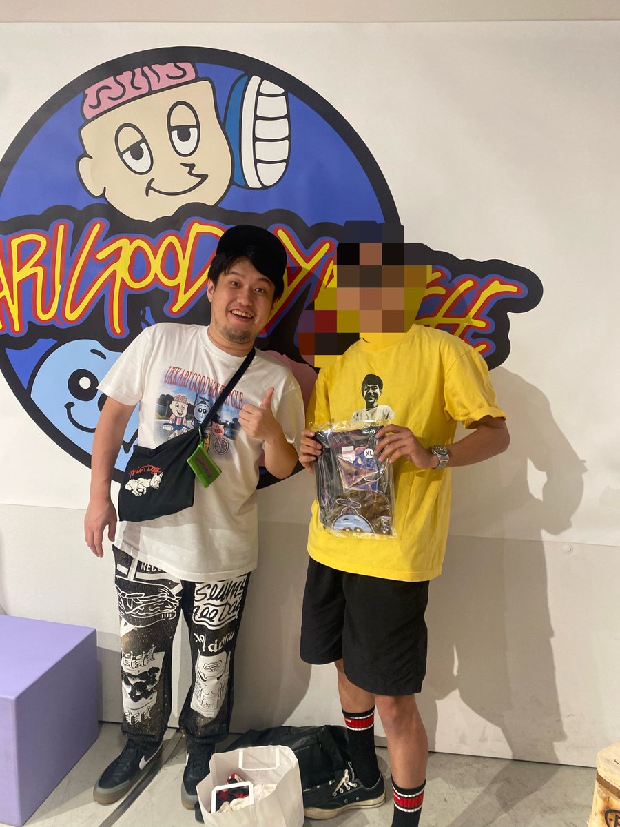 reg_mimi_'s tweet photo. 師匠が原宿のど真ん中でPOP-UPをやられているということで腕井亭一門として行って参りました！
この腕井亭打撲Tシャツを着て写真撮れたのが最高の思い出。 https://t.co/07bb41dMrt