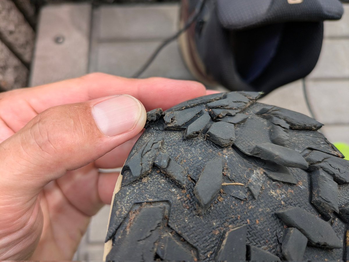 hamaroadtrip's tweet photo. 約1年　420km使ったSALOMON・X ULTRA 360 MID。ソールの損傷と摩耗が激しい。傷むの早くない？ https://t.co/L8Nsb4B5jZ