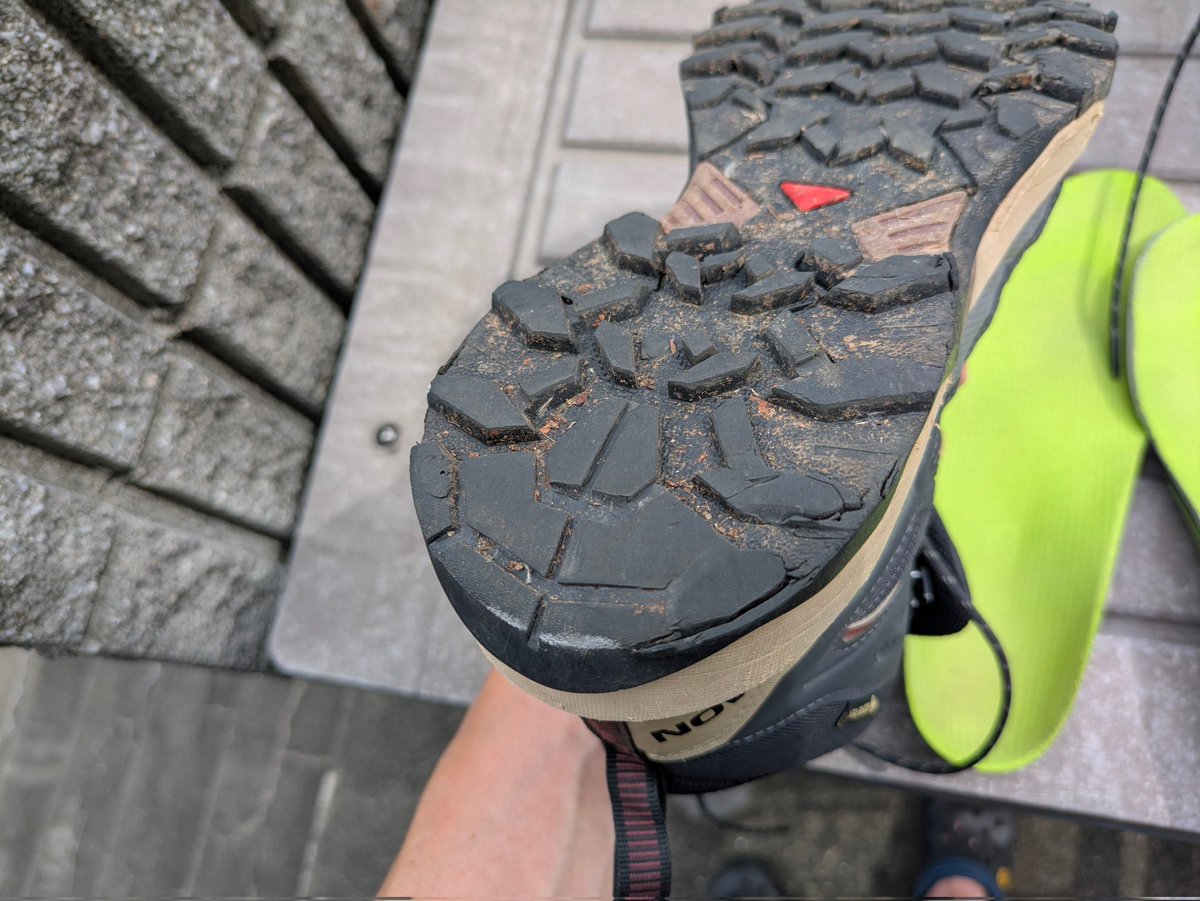 hamaroadtrip's tweet photo. 約1年　420km使ったSALOMON・X ULTRA 360 MID。ソールの損傷と摩耗が激しい。傷むの早くない？ https://t.co/L8Nsb4B5jZ