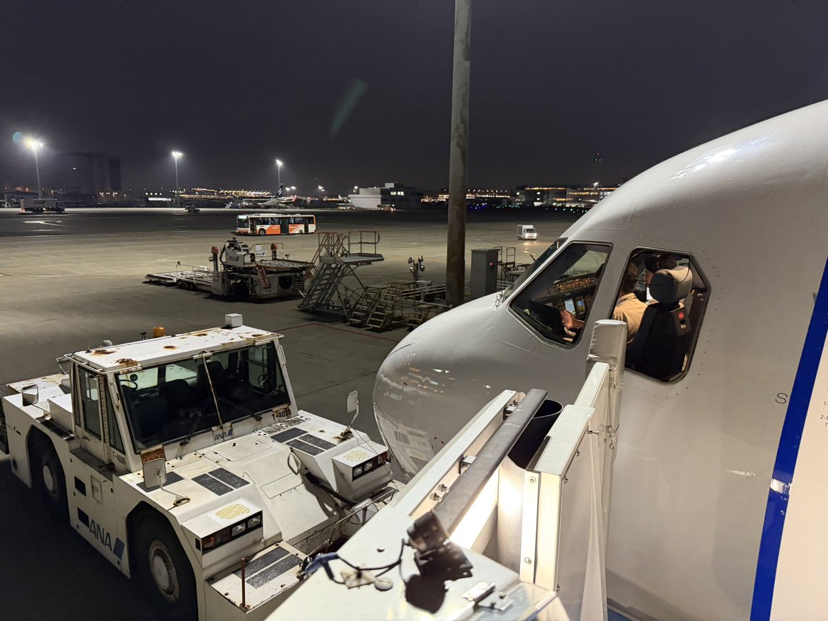 Dj_Show_s2000's tweet photo. エアバスA321乗るの久しぶり
出島でタラップ搭乗するのも久しぶり https://t.co/1MCZk6VyBx