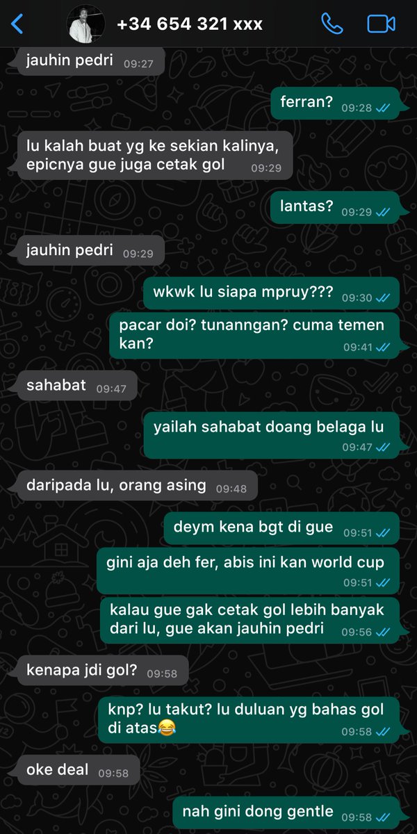 thepinkeucat's tweet photo. jude naksir pedri, tapi pedri gak. terus ada 1 orang nih ada di tengah mereka. siapa? ya ferran lah kocak mang sp lg💁🏻‍♀️ https://t.co/H0tyki2bnM