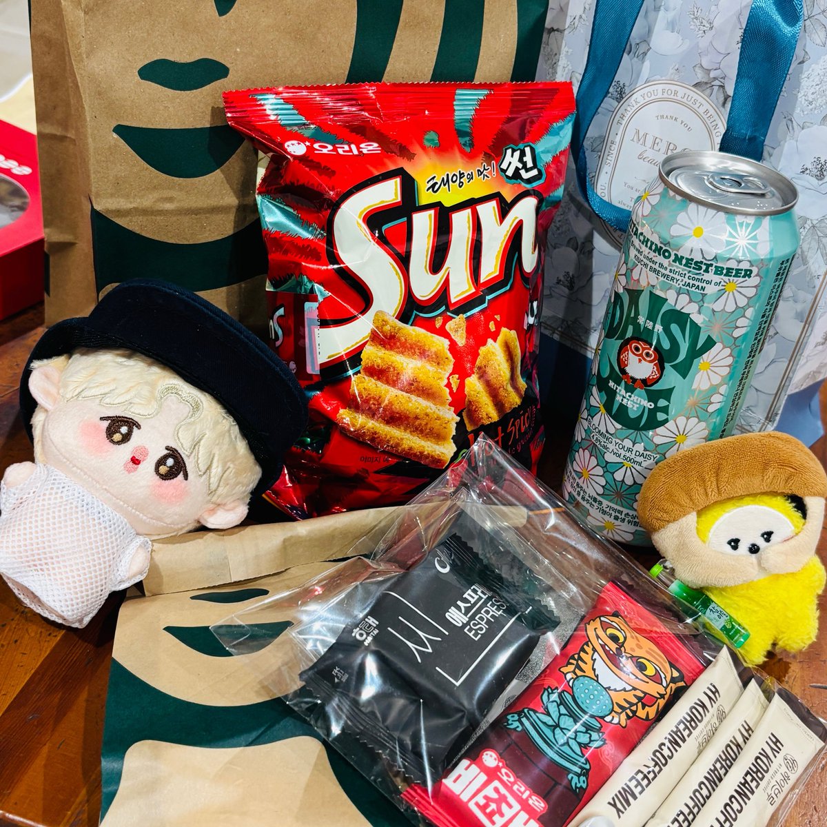aoneko41021035's tweet photo. 釜山で相部屋だったチングが、忘れものあったよ〜って渡して😳くれた🥺沢山のソンムル😭💦

私が買いそびれたものとか美味しいもの沢山渡されて
イオンのど真ん中で泣いた🥹💕

正直パンツでも忘れたのか⁉️…って不安だったんだけど、まさかの私の事を思って、買って来てくれた事に震えたよ🥹有難う✨ https://t.co/Les8bMQHZd