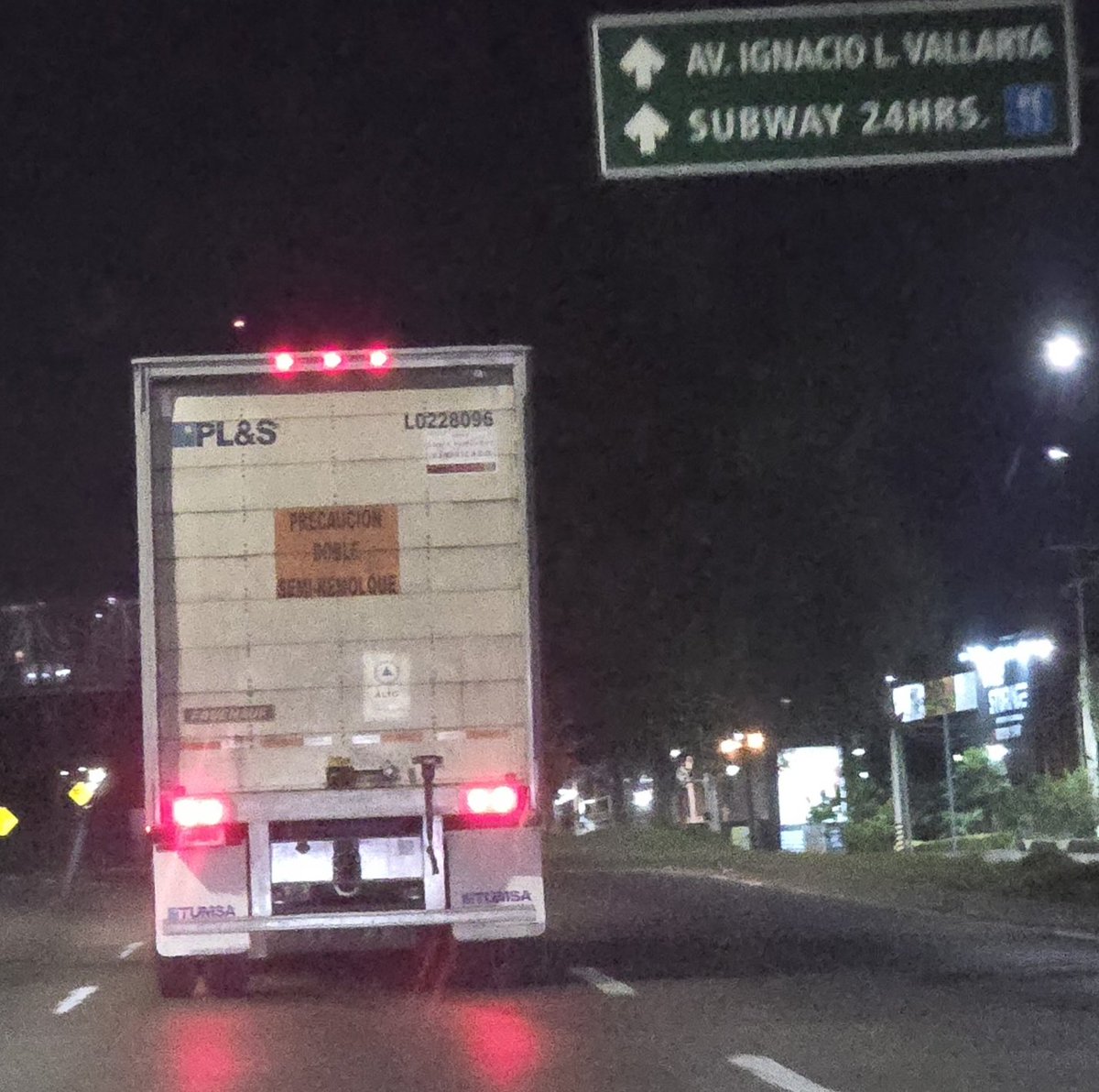 emp_thunder's tweet photo. Ocupa capacitación este operador. Periferico Zapopan con dirección a periferico norte 5am, todos los carriles solos y pega su unidad con luz alta a mi auto como por 10 minutos, al pasar me avienta su unidad a mi carril. Tumsa
@TUMSACONEXIONES 
@JaliscoVial 
@Trafico_ZMG https://t.co/LQi5iWMsH9