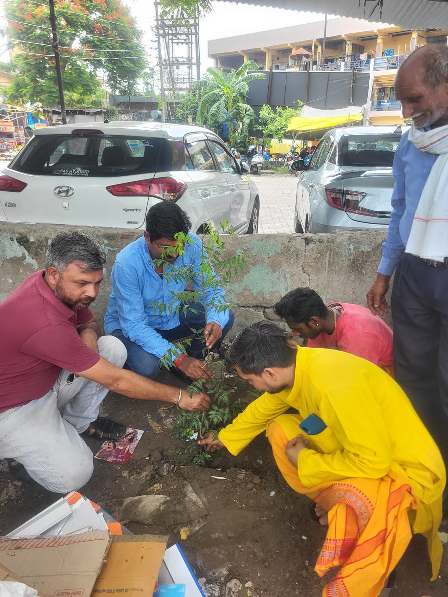 DilipSriAdv's tweet photo. वृक्षारोपण महायज्ञ 2026 के अंतर्गत भूतनाथ तिकोनिया पार्क इंदिरानगर लखनऊ में पर्यावरण संरक्षण एवं हरित उत्तर प्रदेश के संकल्प को सशक्त बनाने हेतु नीम, सागौन आदि पौधारोपण किया। 

#एक_पेड़_माँ_के_नाम #वृक्षारोपणमहायज्ञ2026 #EkPedMaaKeNaam #Mission35Crore #GreenUP #HaritUttarPradesh https://t.co/1kD78Cv2P0