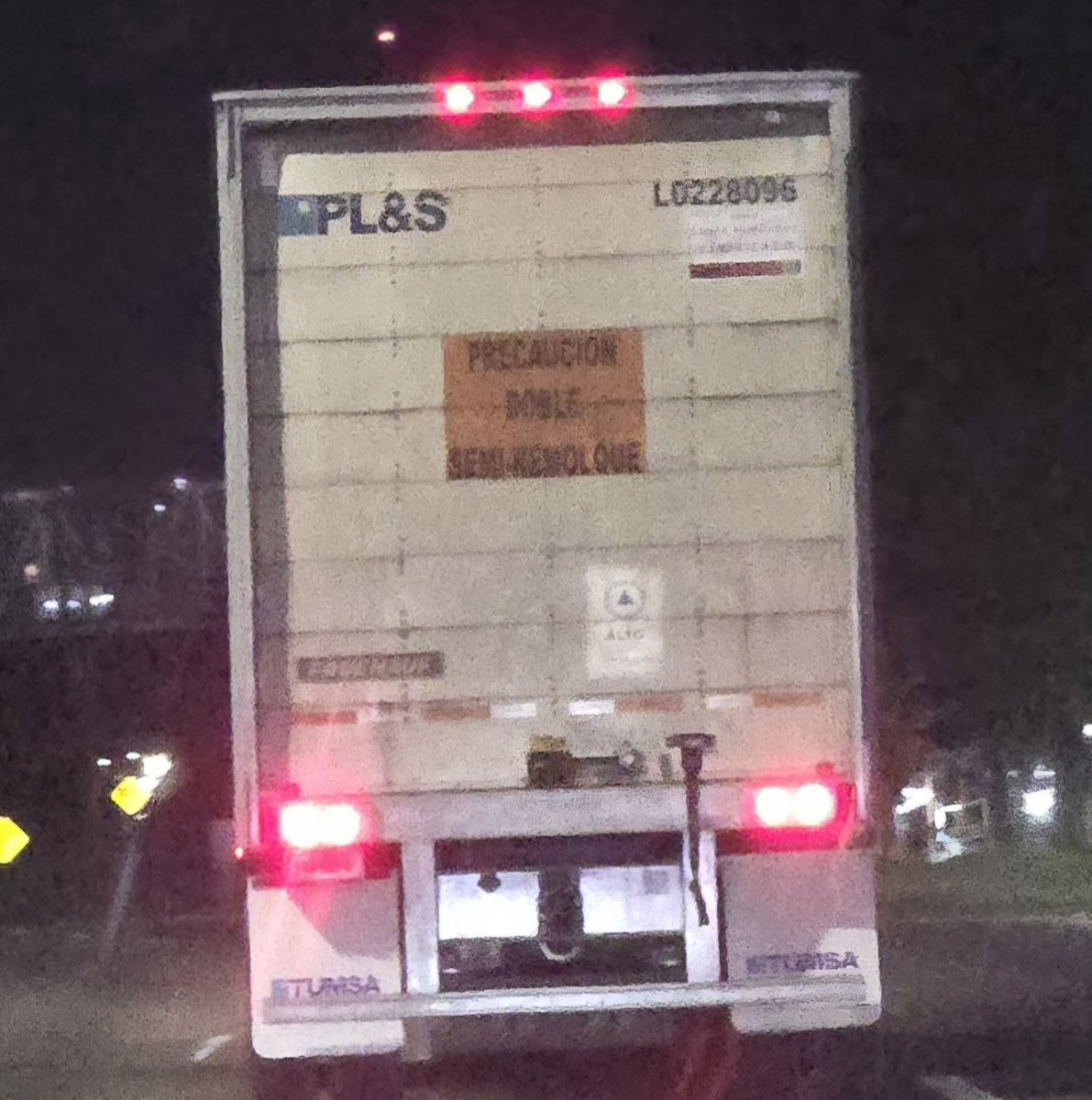 emp_thunder's tweet photo. Ocupa capacitación este operador. Periferico Zapopan con dirección a periferico norte 5am, todos los carriles solos y pega su unidad con luz alta a mi auto como por 10 minutos, al pasar me avienta su unidad a mi carril. Tumsa
@TUMSACONEXIONES 
@JaliscoVial 
@Trafico_ZMG https://t.co/LQi5iWMsH9