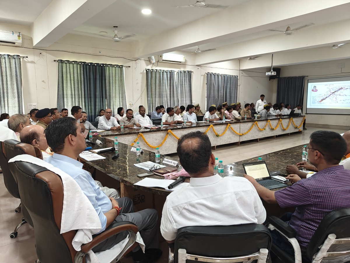 DMMathura1's tweet photo. मुड़िया पूर्णिमा मेला 2026 (दिनांक 23 जुलाई से 30 जुलाई 2026) के संबंध में माननीय मंत्री गन्ना विकास एवं चीनी मिलें श्री लक्ष्मी नारायण चौधरी जी की अध्यक्षता में विभिन्न विभागों की तैयारियों की समीक्षा बैठक हुई संपन्न।

स्वास्थ्य, सुरक्षा, यातायात, साफ-सफाई, पेयजल, भंडारे, पार्किंग आदि व्यवस्थाएं रहेगी सुदृढ़।

श्रद्घालुओं की सुविधाओं हेतु पुलिस-प्रशासन कटिबद्ध।

@UPGovt @myogiadityanath
@CMOfficeUP @InfoDeptUP