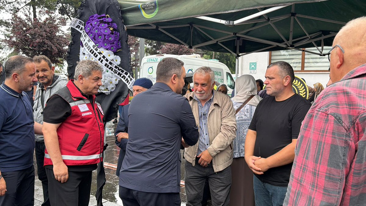 akpartiorduorg's tweet photo. 📍 Perşembe

İl Başkanımız Sayın Samet Özdemir, Perşembeli kahraman şehidimiz Sezgin Akdeniz’in kıymetli babası merhum Rasim Akdeniz ve merhum Sırrı Fahri Yazıcı’nın cenaze namazını kılarak ahirete yolcu etti. https://t.co/lsWSSwmTsk