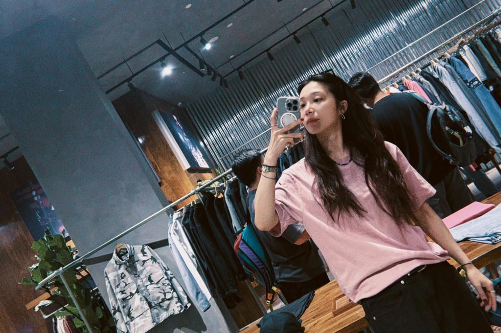 5_ooog's tweet photo. 난 정은지 거울샷이 정말 좋다는 생각이 들어 https://t.co/yxPrO9Cxnb