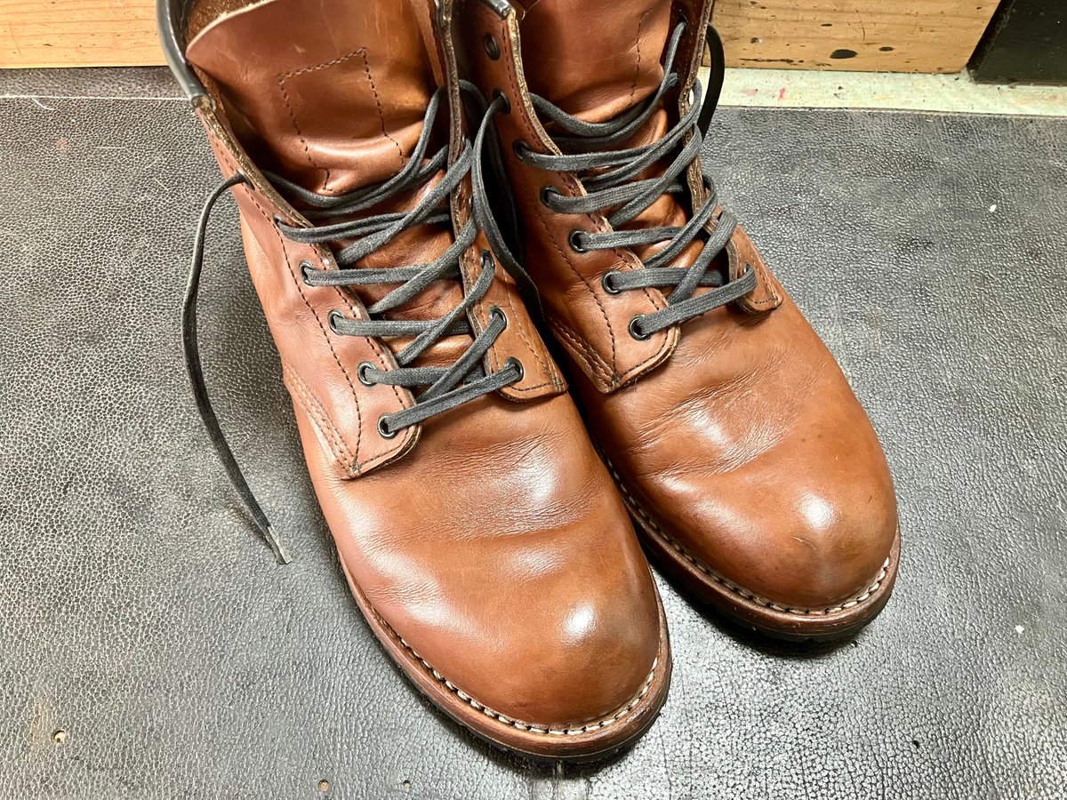 glacage30's tweet photo. レッドウィング＃9016、ベックマンを丸洗いクリーニング。 
汚れを落とし、仕上げをしたことでフェザーストーンレザー独特の光沢が復活しました。 https://t.co/YUdwxGM1Cj