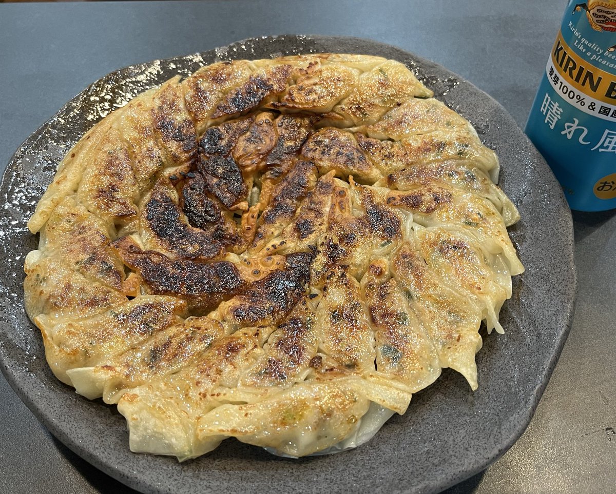 gochan_kitchen's tweet photo. 数年ぶりに餃子を作ってみました。
ここ最近で、子ども達の食いつき最高でした👍

焦げたとこはパパのアテにします…

#おうちごはん
#子どもごはん
#夜ごはん
#晩酌 https://t.co/LgqynLs2VI