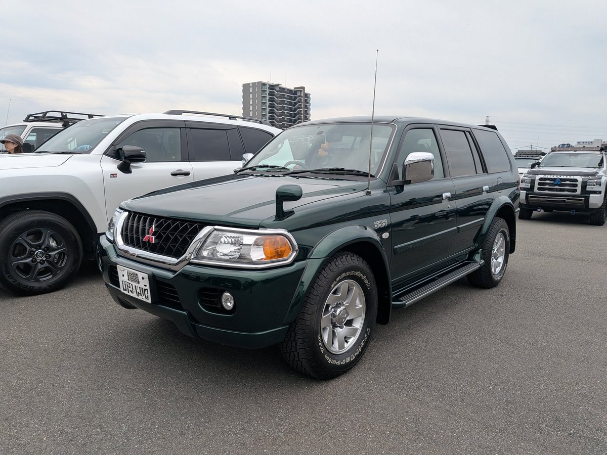 kyosuke_lc76's tweet photo. 駐車場で見かけたマジで知らない車😅
モンテロスポーツってエンブレムが付いてたけどマジで知らない車だった😓 https://t.co/vurBNbZ9Fe