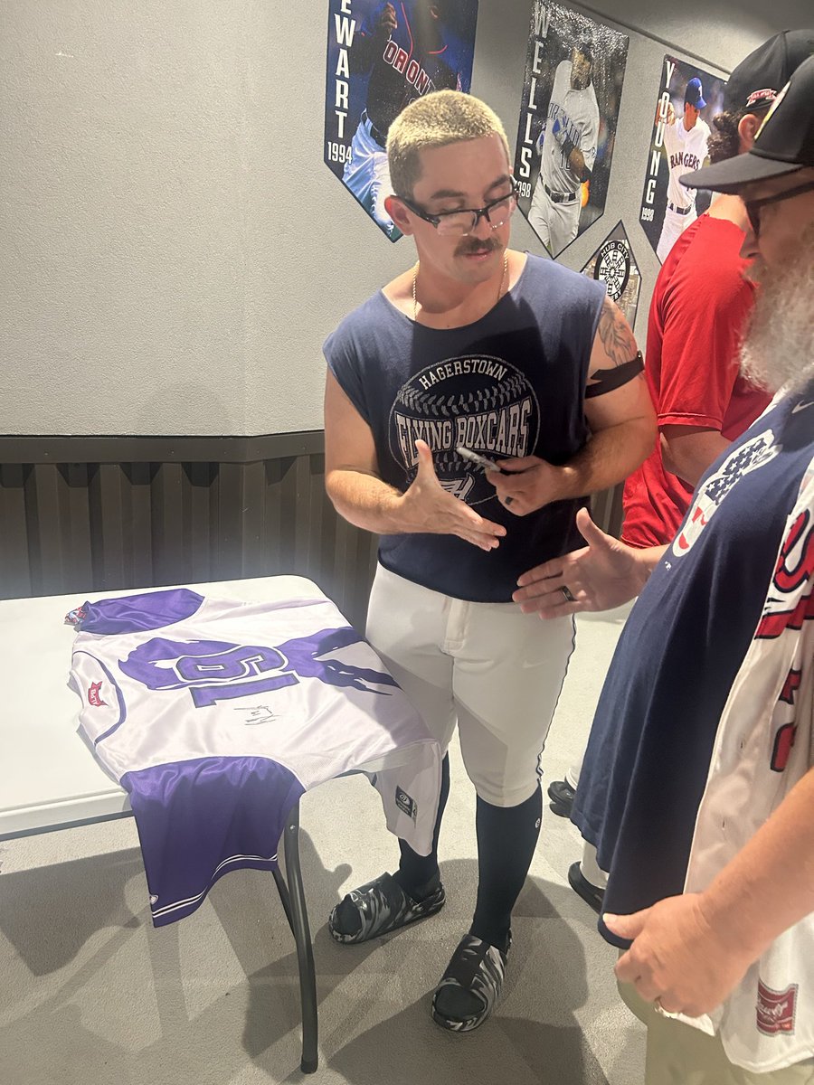 JoeP67jerseys's tweet photo. @goflyingboxcars Was a rough one but got the Brooks cancer awareness jersey https://t.co/glZY95XzHv
