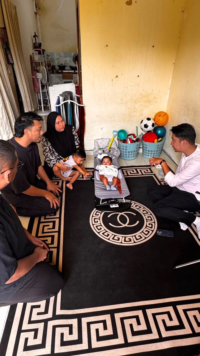 PusatkhidmatHTJ's tweet photo. YB Adam Adli hadir menziarahi keluarga saudara Amirul Izwan di Kampung Pasir Puteh, Bachang pagi tadi. 

Hati sayu melihat keadaan anak mereka, Adik Arraf Nidal yang kini sedang diuji dengan penyakit jantung berlubang. https://t.co/h1FcEaZ7Oq