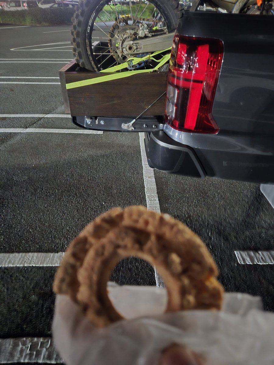 877Rider's tweet photo. これはドーナツと駐車する場所に気を使う車
ちなみに前もまぁまぁ出てる https://t.co/VOeTefHwne