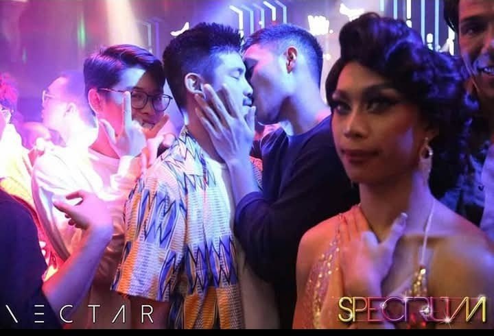 azexrina's tweet photo. in drag terms, this is like marina summers photo bombing the flirting couples in nectar https://t.co/U47xx6pAEJ
