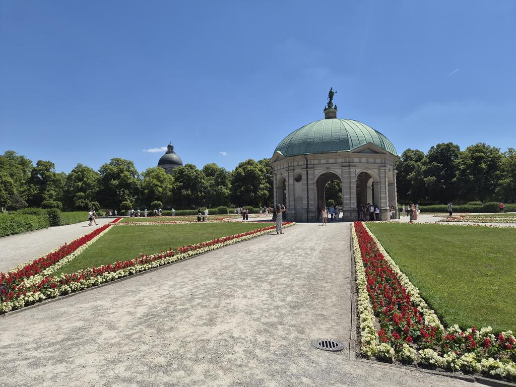 alpacajinnie's tweet photo. Munich is so beautiful 💚 https://t.co/RYNQdOvxuM