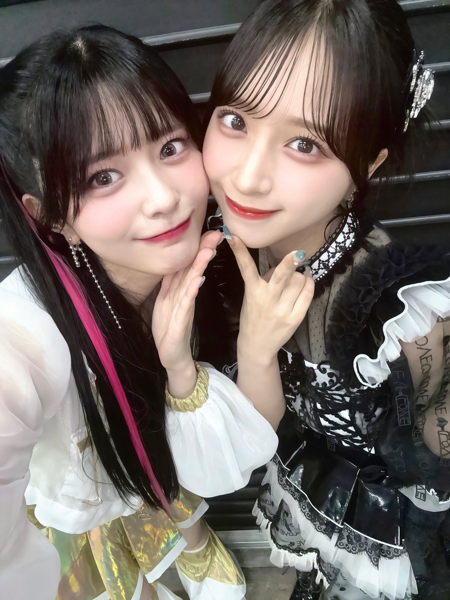 risa_tsumugi's tweet photo. 佐々木の舞香ぁあああああちゅわあンンッ
出会いは10年以上はるか彼方、、、、
ついに共演できたァアァア後ァア😭🔥🔥

イコラブさんとRASが共演出来る
世界線予想出来てなかったわ、、、、

どえらいビッグになって、、、
舐めまわしたいこの思ひッッッ！！！！
#BEAT_AX_SUMMER https://t.co/9mp37ji1xj