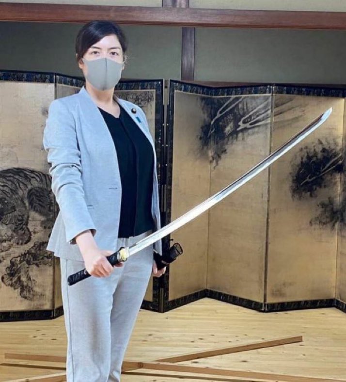 r230614_shin's tweet photo. 小野田紀美は「国籍選択期限の22歳から11年以上」アメリカと二重国籍のまま不法状態で放置していた人間です。

小野田は二重国籍（不法状態）のまま当選して国会議員になり、国会議員になって指摘を受けてからようやく不法状態を解消しました。
🔽親日アピールに侍や忍者を利用する反日外国人レベル。 https://t.co/82rjJsQKEO