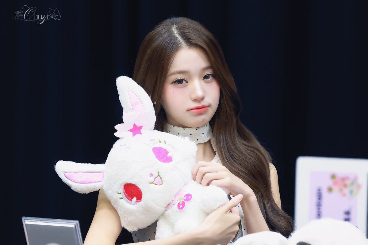 Oliuyi_0831's tweet photo. 260712 쥬얼펫🐰💕

 #아이브 #IVE #장원영 #JANGWONYOUNG #원영 #WONYOUNG #ウォニョン https://t.co/EqR8wDkIAt