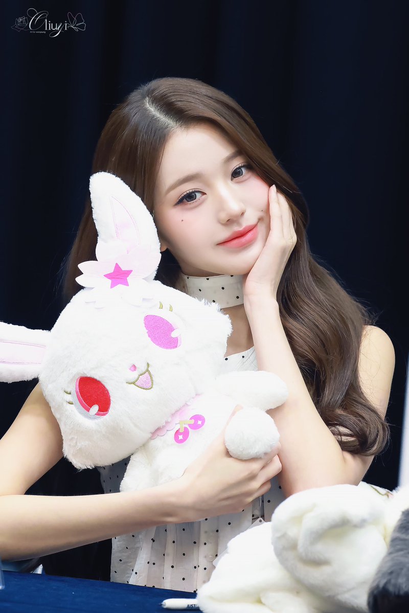 Oliuyi_0831's tweet photo. 260712 쥬얼펫🐰💕

 #아이브 #IVE #장원영 #JANGWONYOUNG #원영 #WONYOUNG #ウォニョン https://t.co/EqR8wDkIAt
