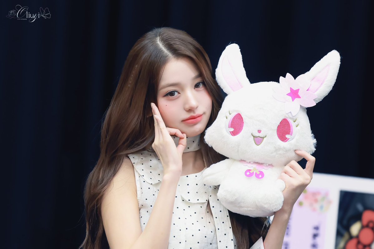 Oliuyi_0831's tweet photo. 260712 쥬얼펫🐰💕

 #아이브 #IVE #장원영 #JANGWONYOUNG #원영 #WONYOUNG #ウォニョン https://t.co/EqR8wDkIAt
