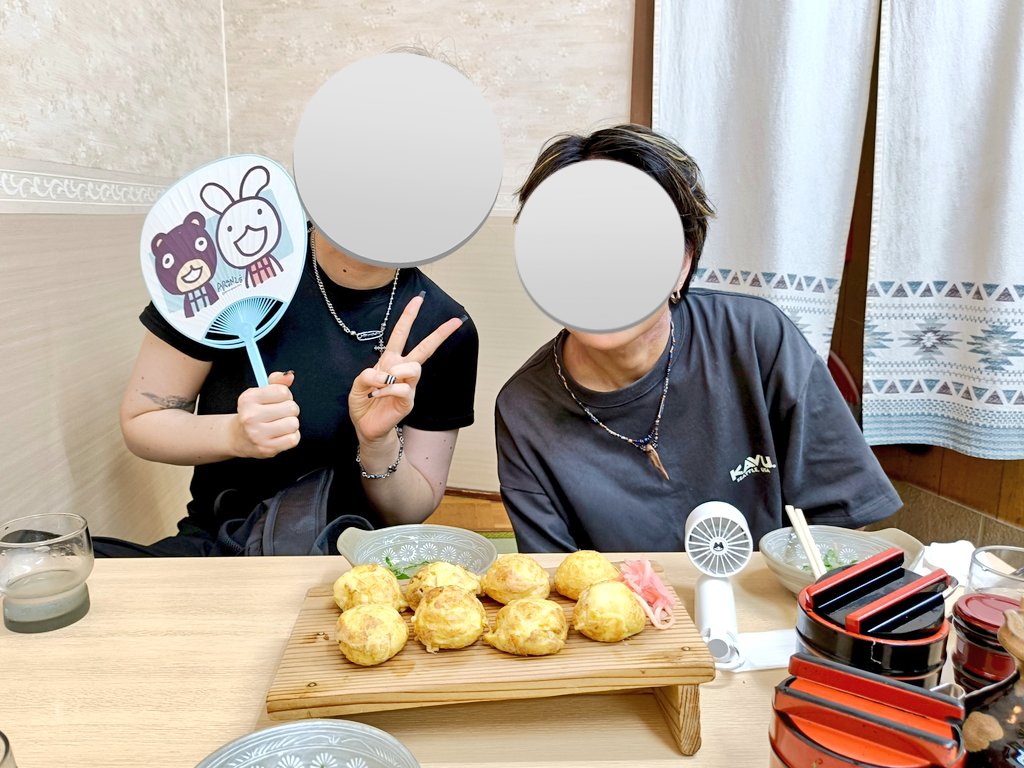 shiratanuki's tweet photo. 石切参道で明石焼きを食べたら思いのほか美味しくて、チングにもとても気に入ってもらえて良かった

おみくじを引いたらまさかの全員大吉で沸いた！ https://t.co/g2w0A8TahK