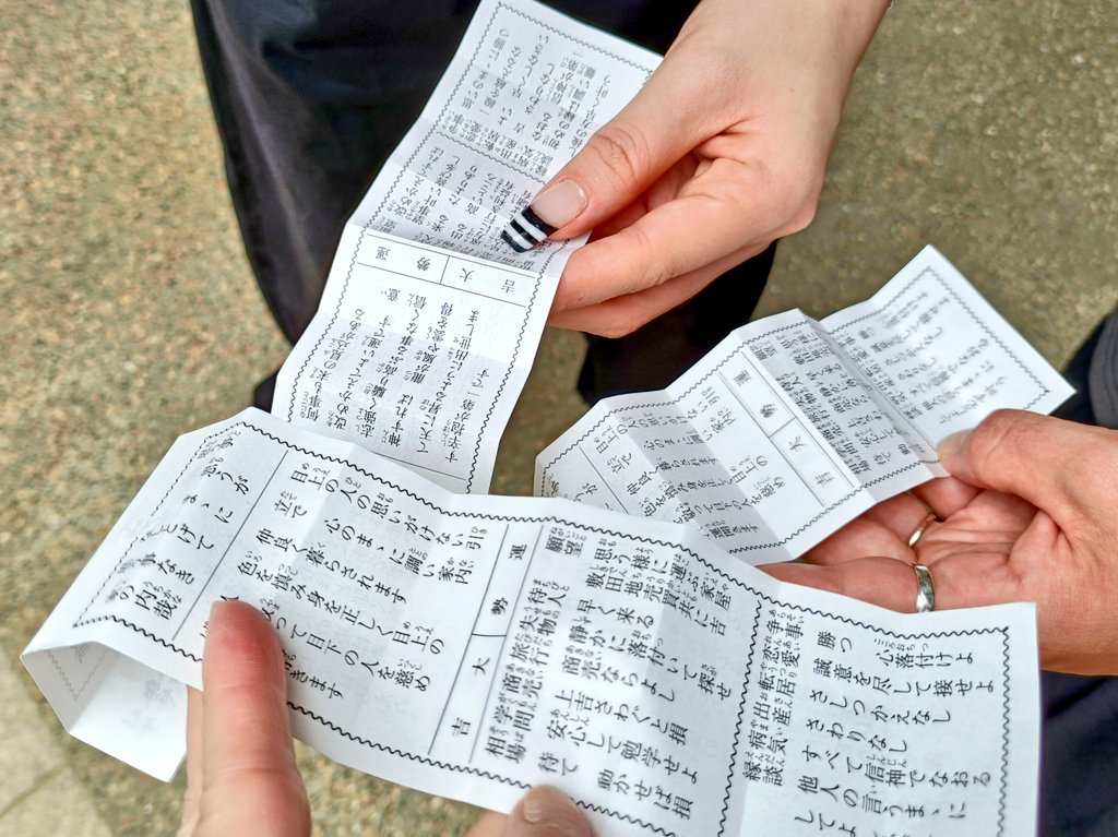 shiratanuki's tweet photo. 石切参道で明石焼きを食べたら思いのほか美味しくて、チングにもとても気に入ってもらえて良かった

おみくじを引いたらまさかの全員大吉で沸いた！ https://t.co/g2w0A8TahK