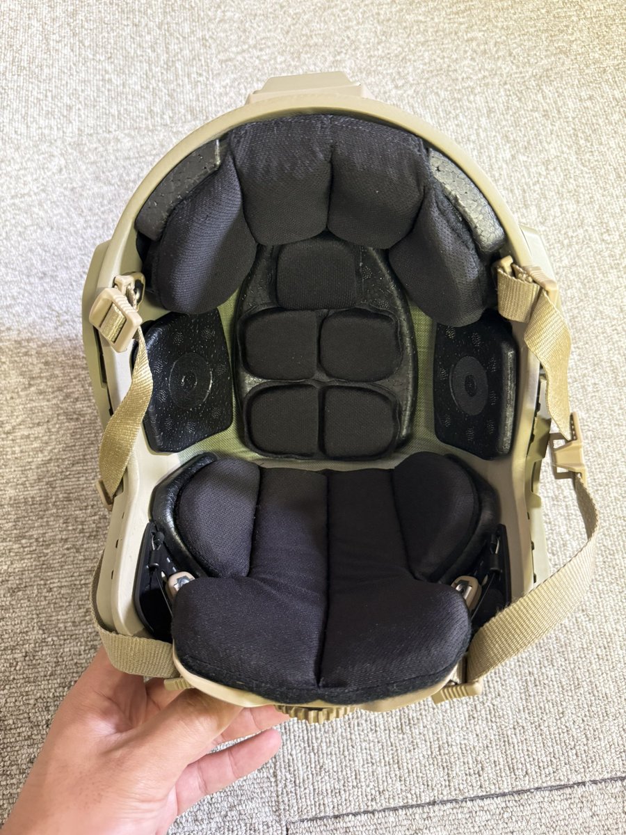 GTH1592's tweet photo. 個人的にops coreのlock downライナーが夜眼鏡使うなら至高だとおも
後頭部を面で押さえるからwendyのBOAより安定する
欠点は後頭部覆われるので暑くなるのと、後頭部までパーツが来るから伏せ撃ちの時少し浮く
あと単品だと5-6万と高額(パッド付きとはいえ) https://t.co/26qnPCz5m0