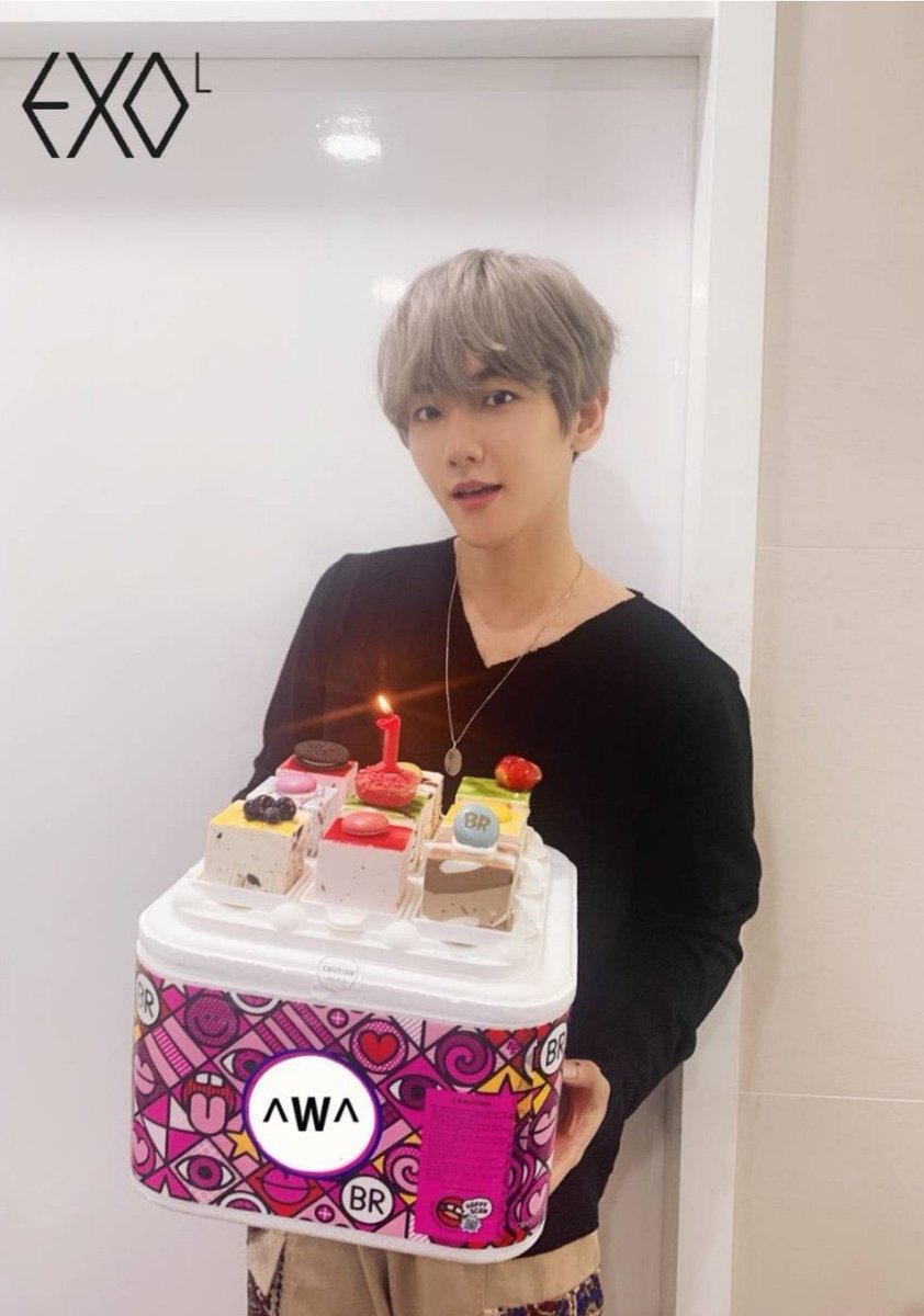 enjieLou's tweet photo. 7 years ago, Jongdae visited Baekhyun gifting him a box of Baskin Robbins Ice Cream Cake during his Music Bank appearance for 'UN Village' ❤️💙 #첸 #CHEN #백현 #BAEKHYUN https://t.co/TzLXcITYiX