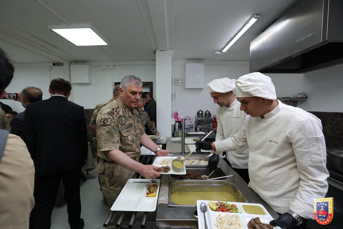 jandarma's tweet photo. İçişleri Bakanımız Sayın Mustafa ÇİFTÇİ ile birlikte Şemdinli Zirvin Tepe Modüler Komando Üs Bölgesinde incelemelerde bulunmalarının ardından Jandarma Genel Komutanımız Orgeneral Sayın Ali ÇARDAKCI, Hakkâri İl Jandarma Komutanlığımızda yürütülen emniyet ve asayiş faaliyetleri hakkında bilgi aldı.

📍 Hakkâri
🗓️ 11 Temmuz 2026