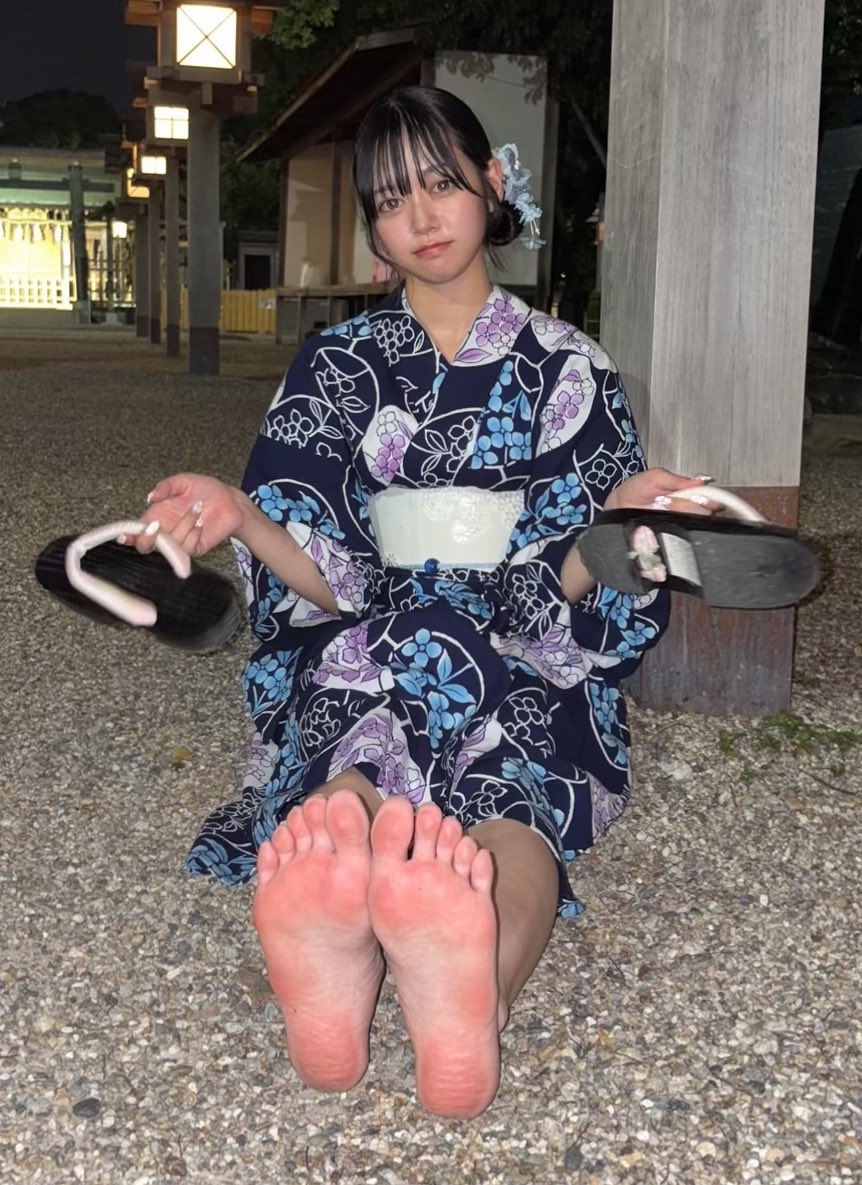 yui_lab0's tweet photo. 現実では出会ったことなかったけど、Xって足フェチさん多いよね🦶
みんな足のどこが好きなの？？

1000人越えたら動画も載せちゃう
#被写体 #被写体モデル  #ポートレート #portrait #名古屋 #撮影会 #浴衣  #裸足 #足裏 https://t.co/2ohp2fBWKn