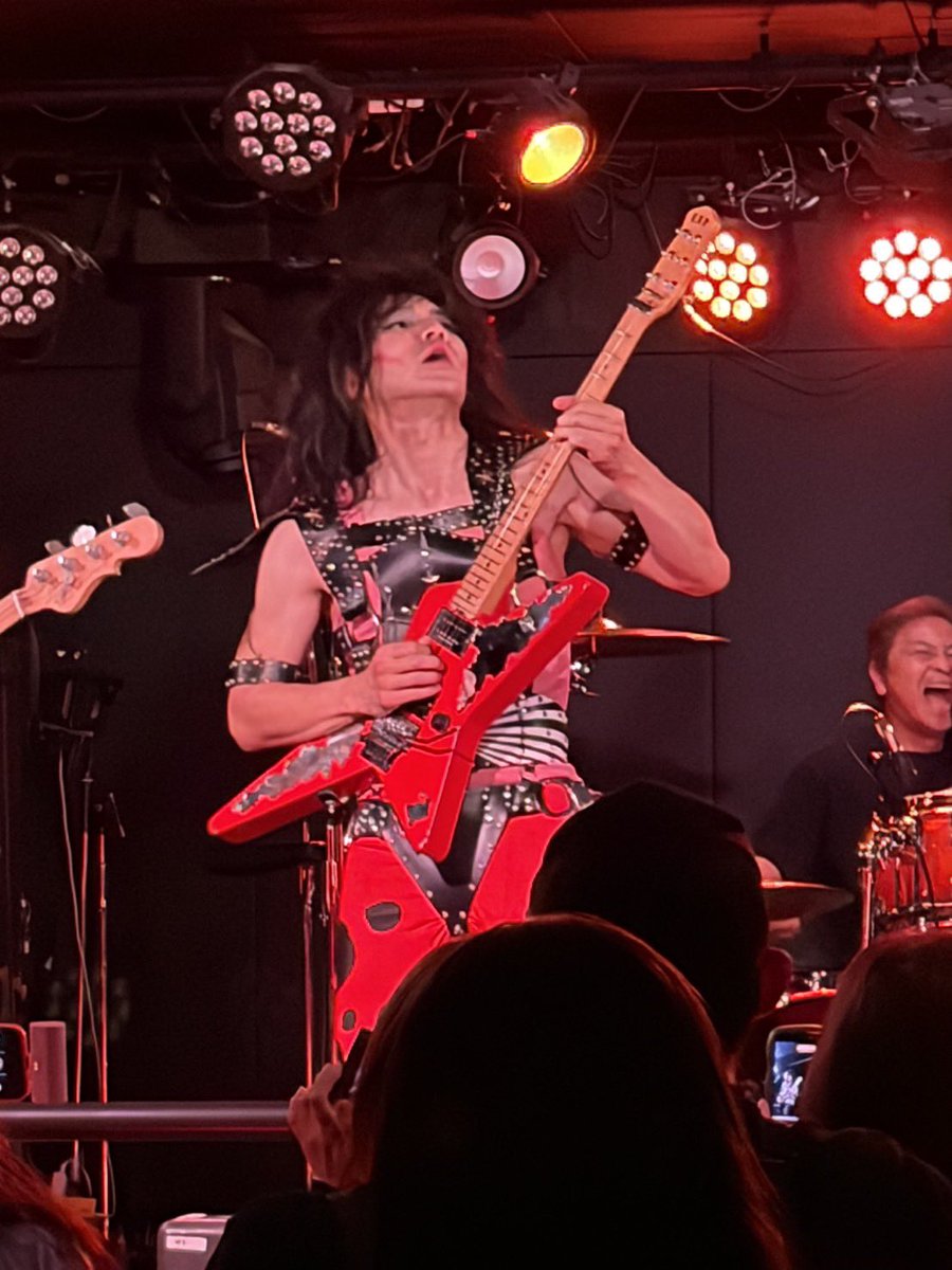 chage1484's tweet photo. 観光のポストばっかりなのでメインのポストを。昨日は横浜Buzzfrontにて『狂奏轟音〜CRAZY LOUD FES〜 Vol.4 六期絵巻編』でした。もう只々先輩方がカッコいい＆凄過ぎて勉強になりました。私はBAD NEWSのギターとして出演させていただきました！メチャクチャ楽しかったです！一緒にライブしてくれたちょうさん、ししぼんさん、パットピさんありがとうございました*\(^o^)/*

P.S 私が財布が入ったカバンが見えなくなったのに気づき、運営の方にアナウンスまでしていただき、私も移動で乗った京急線の落とし物案内その他に連絡したりとお騒がせしておきながら、結局楽屋前のヤードに普通にあったという大失態を犯しまして、関係各位の方々に多大なるご迷惑をおかけいたしました。本当にすいませんでした(ToT)これを機にAirTag買います！
