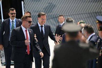 vadim07751823's tweet photo. Rutte ha affermato che aerei Usa sono partiti dall'Italia per bombardare l'Iran!
Lo ha detto Rutte,il capo della Nato !
Vi ricordo che in uno dei bombardamenti sono morti 170 bambini !

l'Iran potrà essere un po' risentito con la Meloni ?
...io credo di sì https://t.co/Dv2EbPnzWw