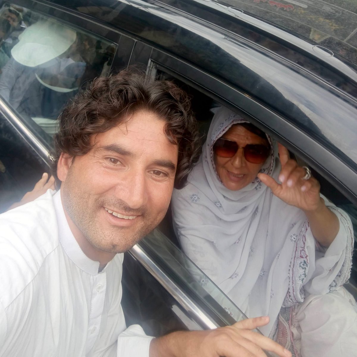 ahmad__bobak's tweet photo. علیمہ خان کو کارکنان اپنے درمیان پا کر بہت خوش ہیں علیمہ خان کا آج جگہ جگہ استقبال ہو رہا ہے https://t.co/FwILjPBQSX