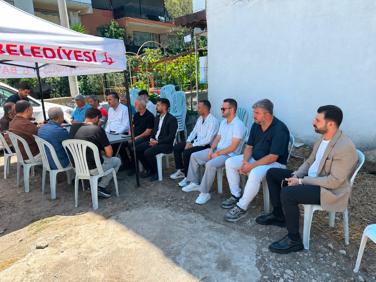 AkBayrakli's tweet photo. 📍 Osmangazi Mahallesi

İlçe Başkanımız Sn. @TarkanDuzman ve yöneticilerimiz, tedavi gördüğü Şehir Hastanesi’nde geçtiğimiz günlerde vefat eden Yönetim Kurulu Üyemiz, merhum Abdullah Yurt ağabeyimizin kıymetli ailesine taziye ziyaretinde bulundular.

Merhum Abdullah Yurt ağabeyimize bir kez daha Allah’tan rahmet; ailesine, yakınlarına sabır ve başsağlığı diliyoruz. 
Mekânı cennet, makamı âli olsun.