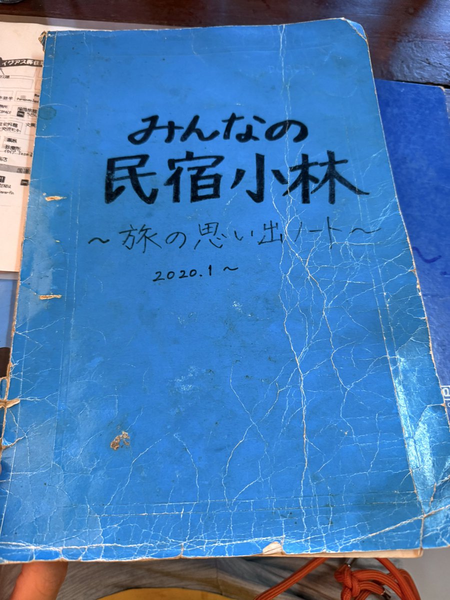 splkkyouth's tweet photo. 放浪308日目 パラグアイ 民宿小林

名物ソパパラグアジャを食べ長距離バスに乗る。伝説の日本人宿、【民宿小林】に向かうためだ。イグアス居住地で降りてしまい宿の息子さんに向かえにきてもらった。宿には数多の旅人の記録。夜はお母さん特製のすき焼きを同室の旅行者と囲み最高の時間を過ごした。 https://t.co/4VNE6ETdx5