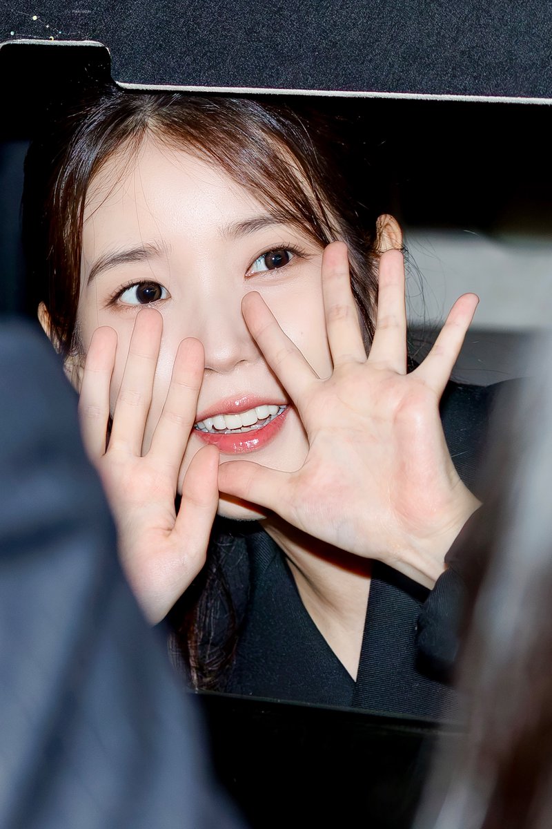 iu_snoopy's tweet photo. 260707 아이유 청룡시리즈어워즈 핸드프린팅 퇴근-3

#아이유

https://t.co/Dsmi3Q0hkT https://t.co/s5ZtfqnLd0
