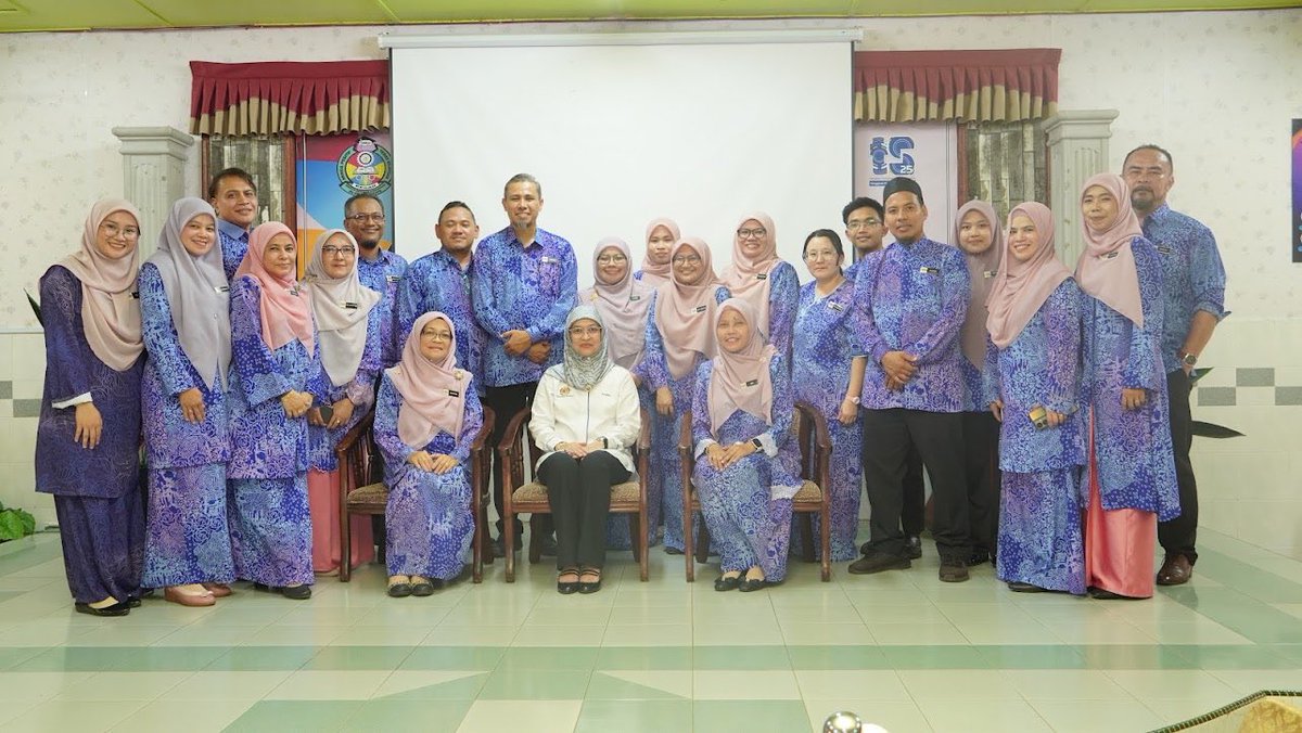 Rusmini23's tweet photo. PROGRAM SOKONGAN PROFESIONAL DASAR PENDIDIKAN DIGITAL (DPD) DI SMK ALOR JANGGUS, ALOR SETAR, KEDAH DARUL AMAN

Usai program di SK Bukit Besar, agenda pemerkasaan pendidikan digital diteruskan di SMK Alor Janggus, Alor Setar, dengan penglibatan SK Haji Hassan Itam. https://t.co/BDMZ1Y31jq